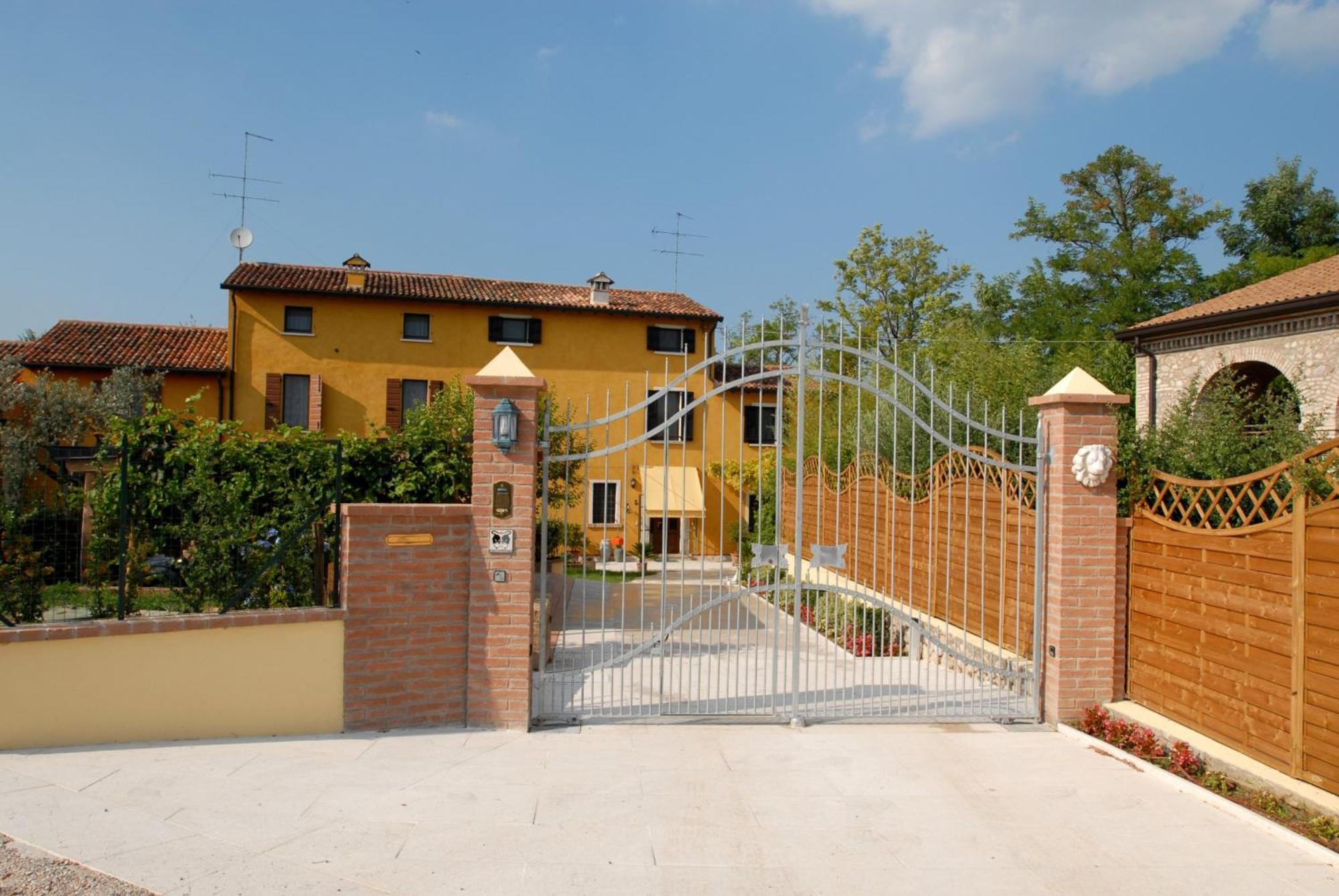 B&B Casacasina Monzambano Bagian luar foto